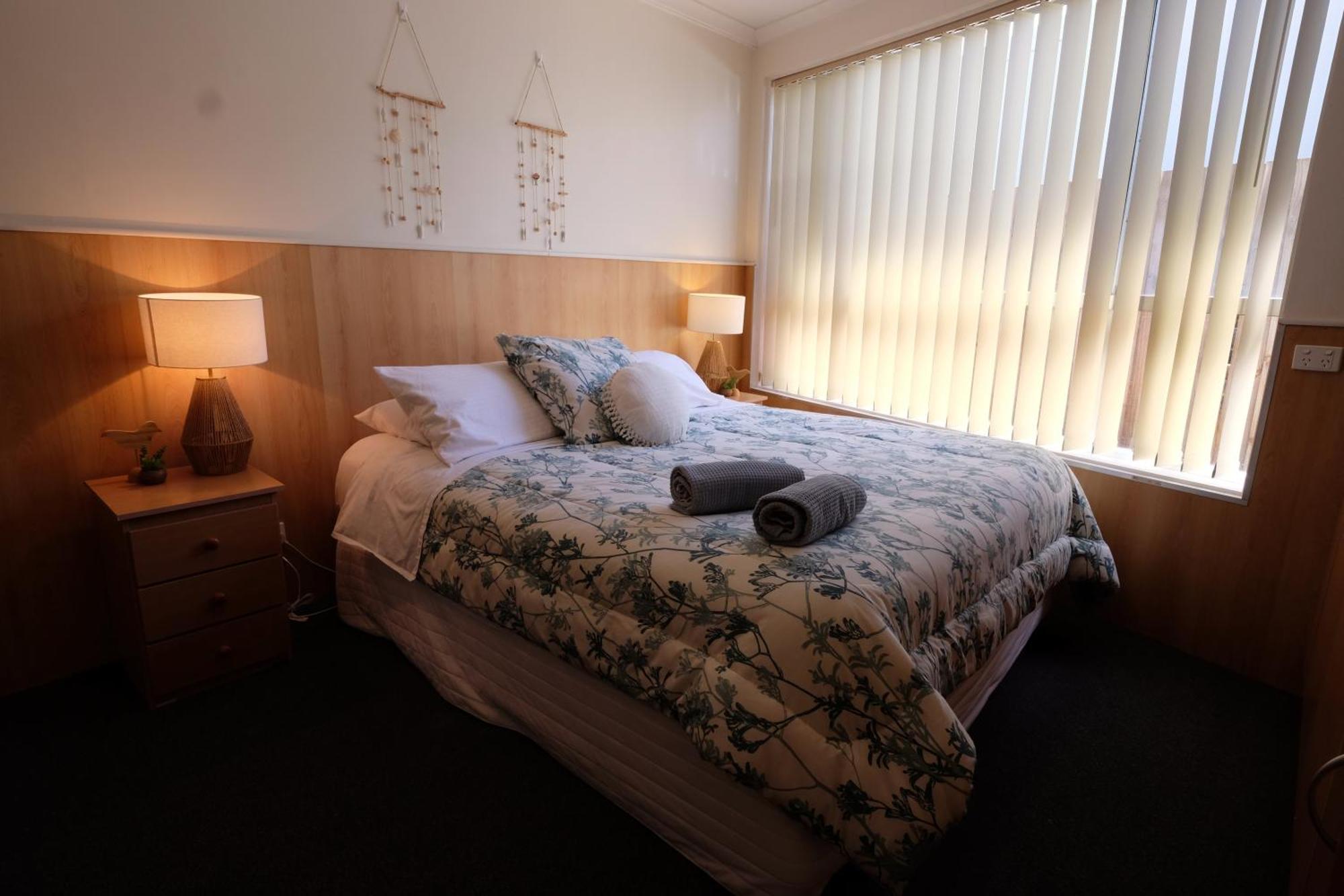 Bamboo Motor Inn Лейкс-Энтранс Экстерьер фото