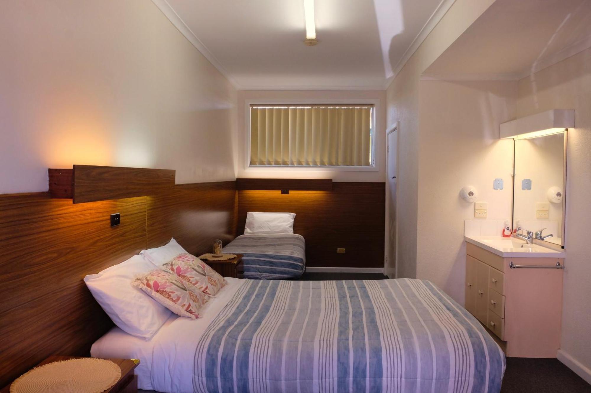 Bamboo Motor Inn Лейкс-Энтранс Экстерьер фото