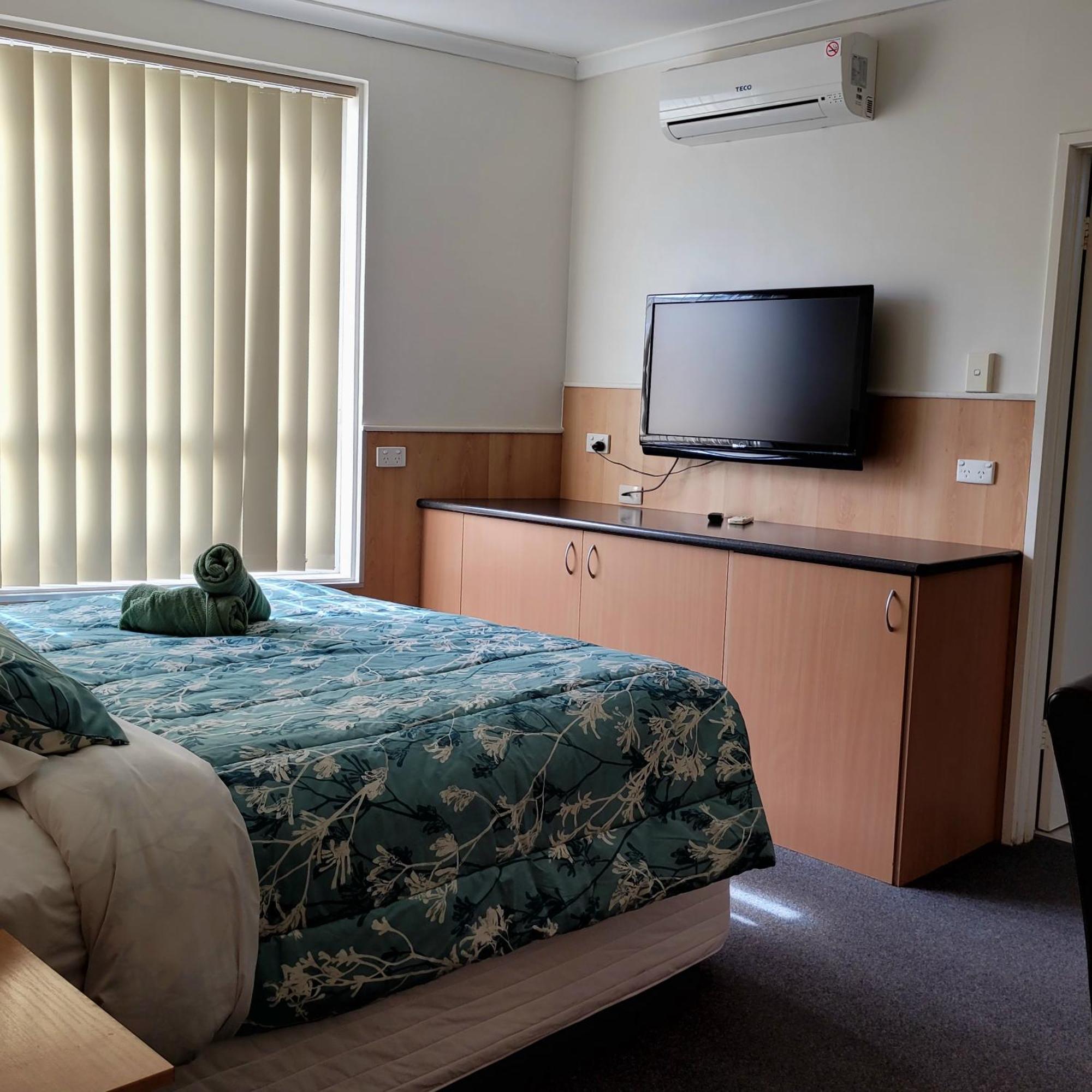 Bamboo Motor Inn Лейкс-Энтранс Экстерьер фото