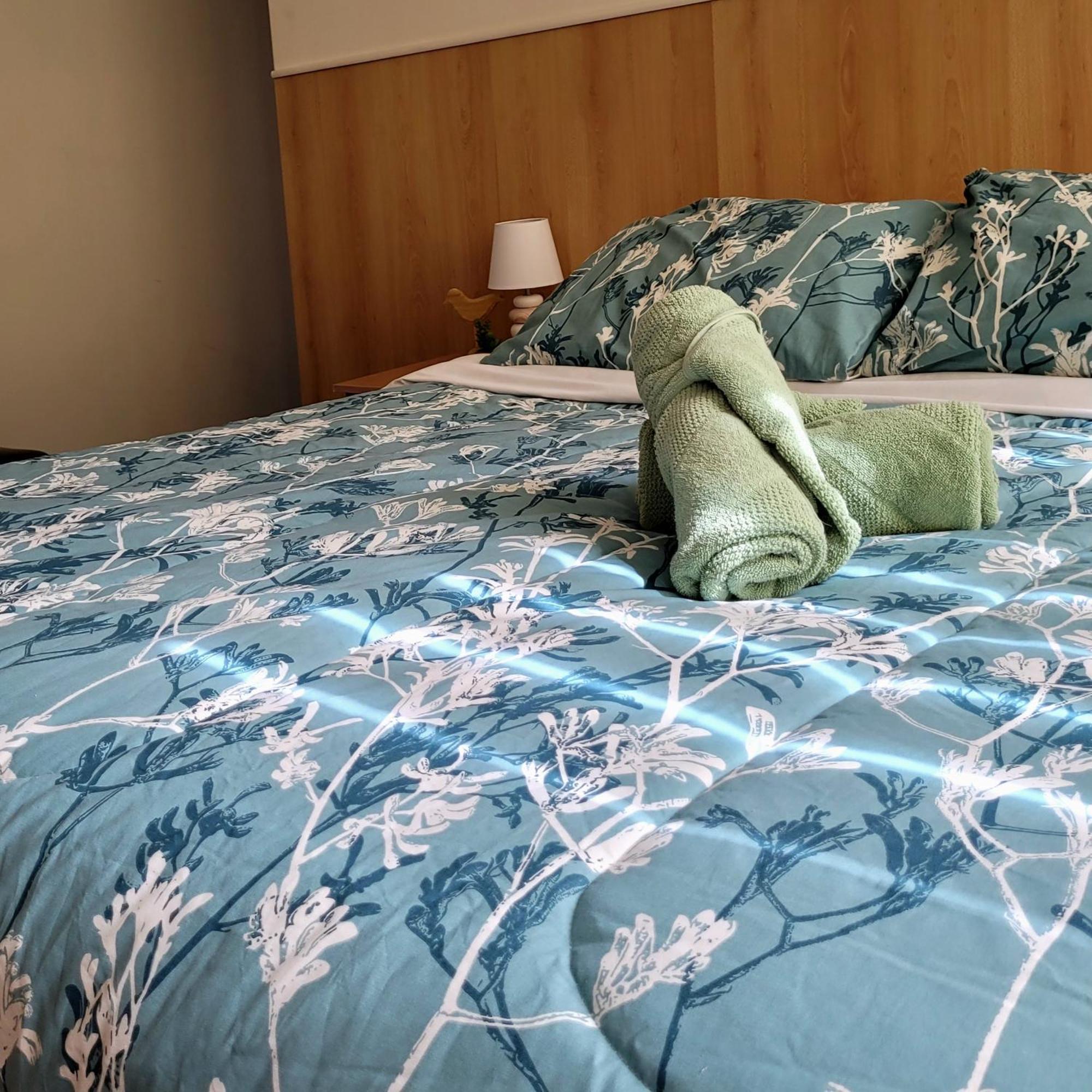 Bamboo Motor Inn Лейкс-Энтранс Экстерьер фото
